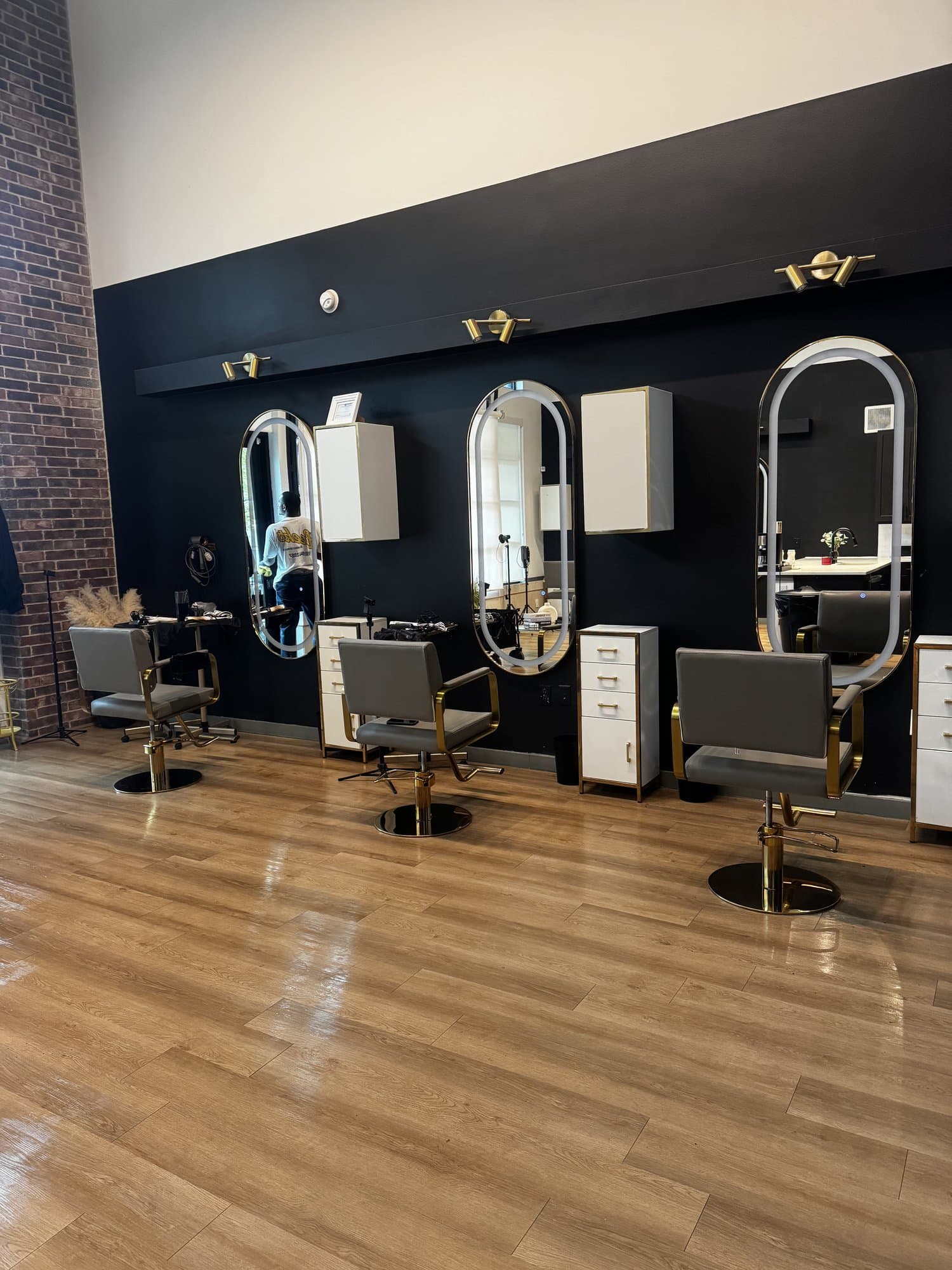 Salon styling stations, detailed and reset